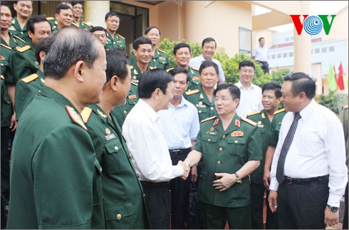 President visits army corps 2 - ảnh 2